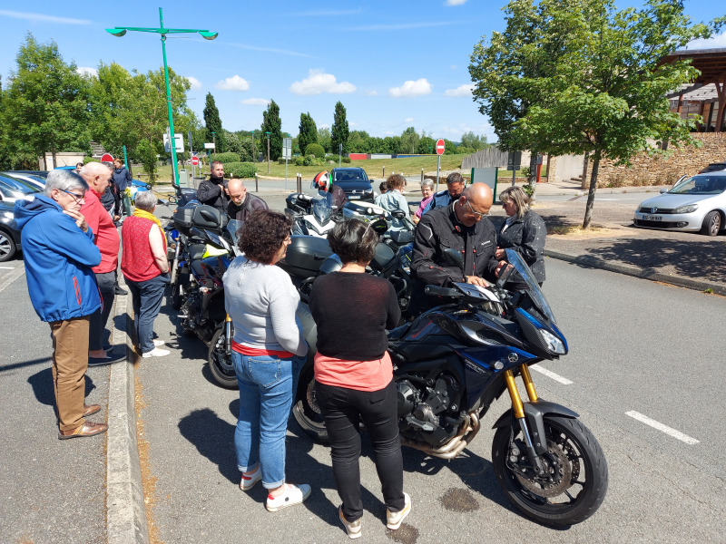 6  motos landaises de l'association les Tournenronds  accompagnaient le car