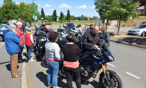 6  motos landaises de l'association les Tournenronds  accompagnaient le car