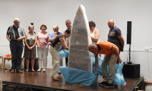 remise du cadeau par Mr le  maire Joel Bret et les membres du comité de jumelage