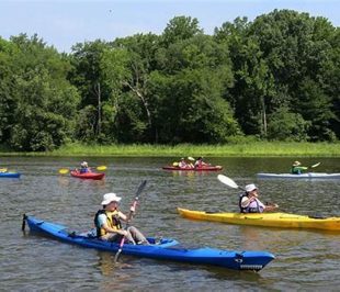 CANOES et BATEAUX A PEDALES